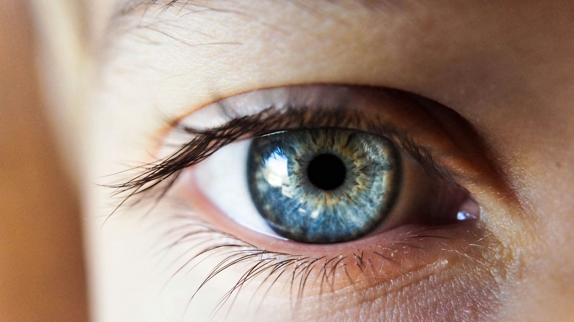 Red light therapy for the eyes (Image via Unsplash/Kalea)